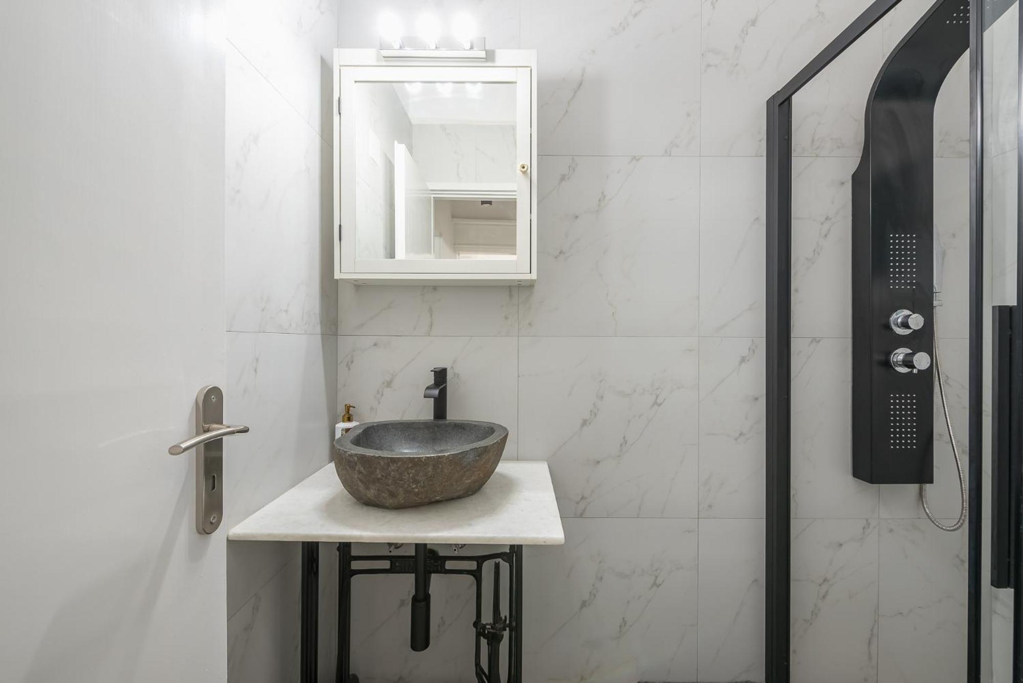 Stylish Luxury Apartment At Ampelokipi Metro Station Атина Екстериор снимка